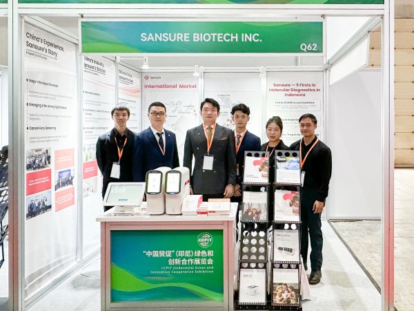 團隊展臺合照.jpg 團隊展臺合照.jpg