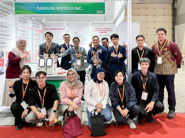 與客戶合照.jpg 與客戶合照.jpg